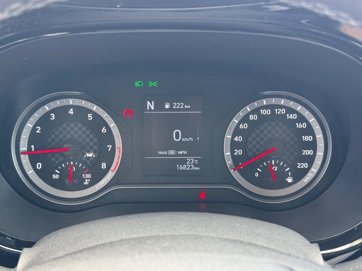 Grå Hyundai i10 fra 2023