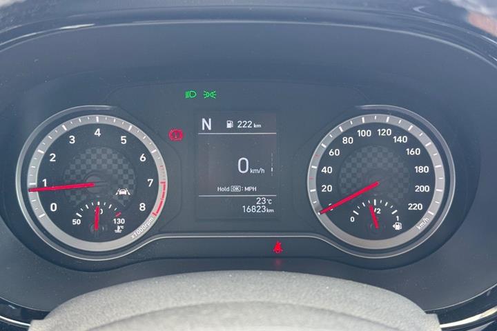 Grå Hyundai i10 fra 2023