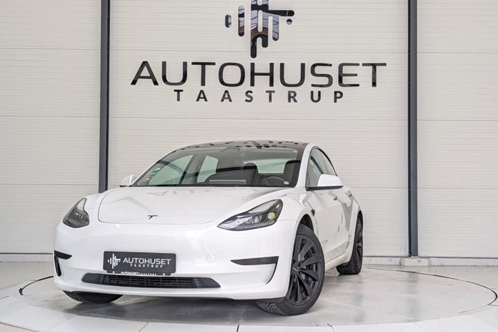 Hvid Tesla Model 3 fra 2022