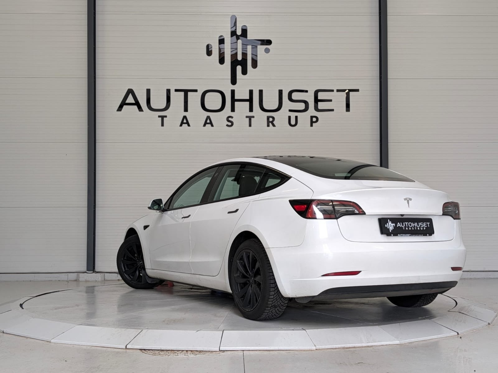 Hvid Tesla Model 3 fra 2022