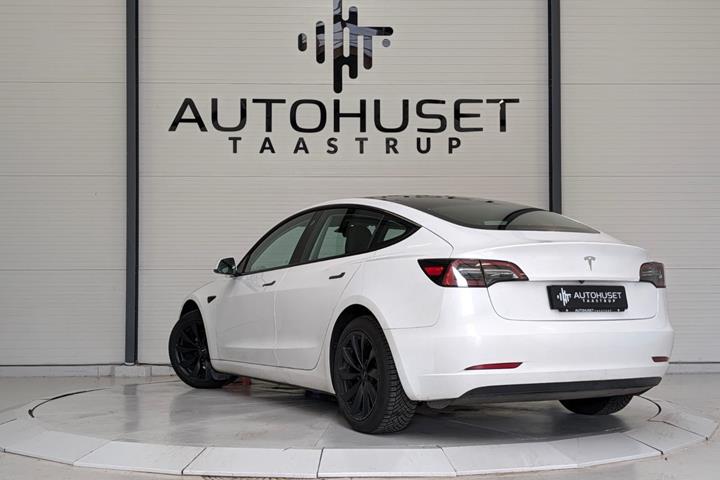 Hvid Tesla Model 3 fra 2022