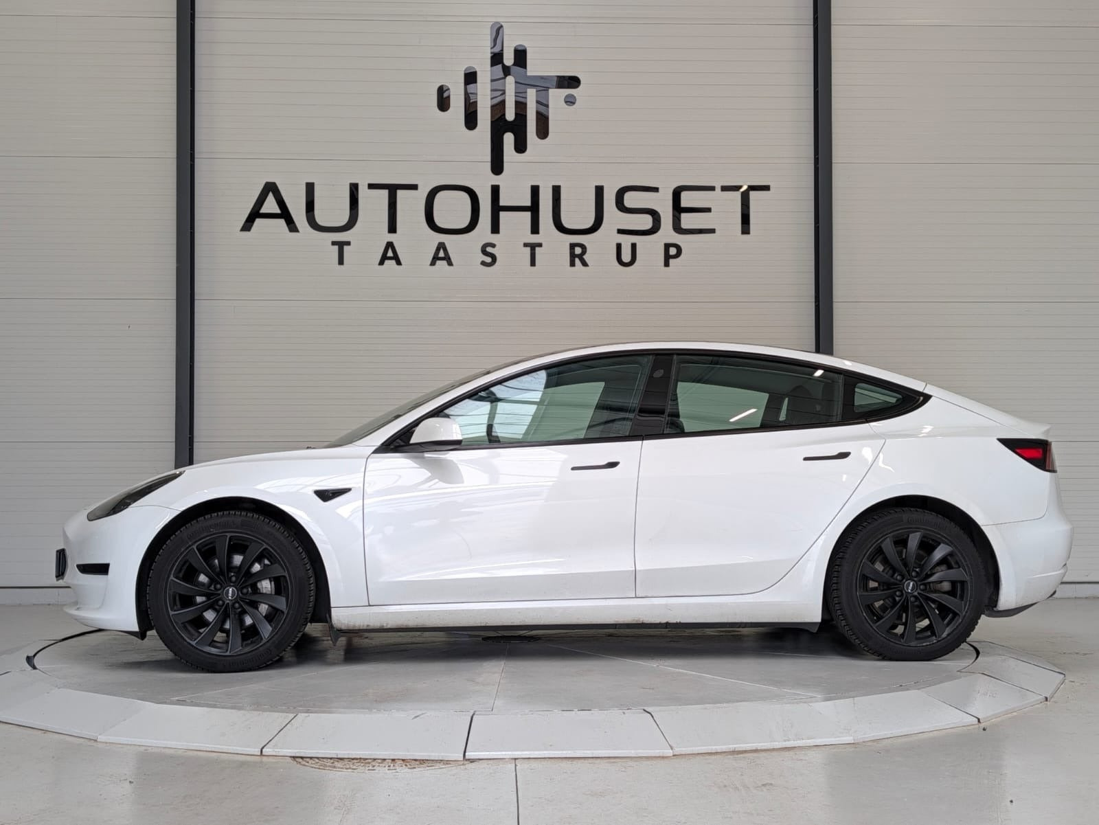 Hvid Tesla Model 3 fra 2022