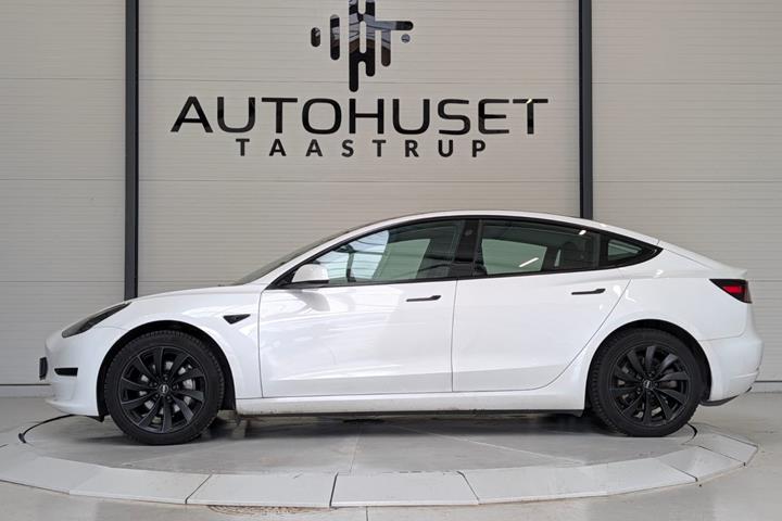 Hvid Tesla Model 3 fra 2022