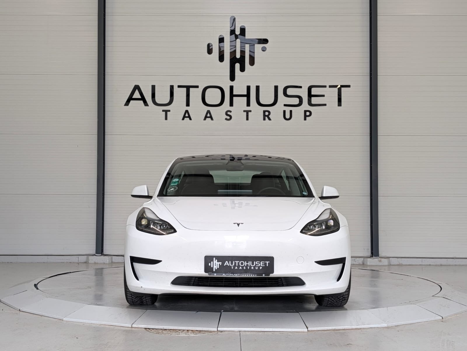 Hvid Tesla Model 3 fra 2022