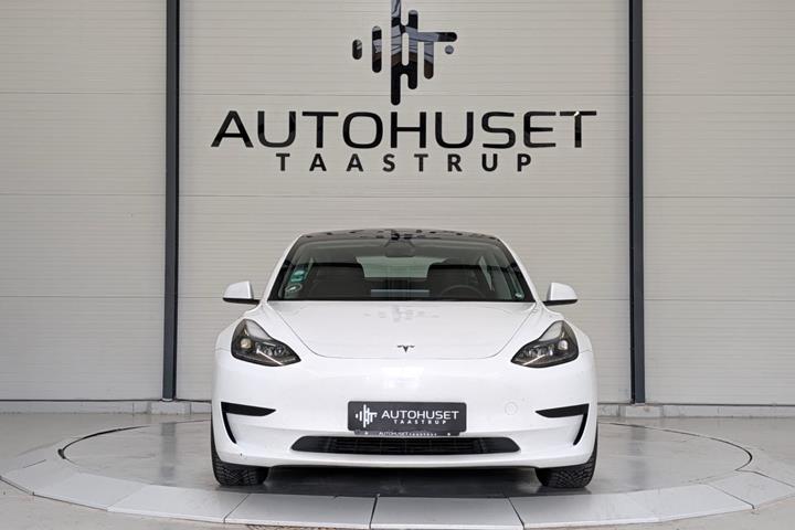 Hvid Tesla Model 3 fra 2022