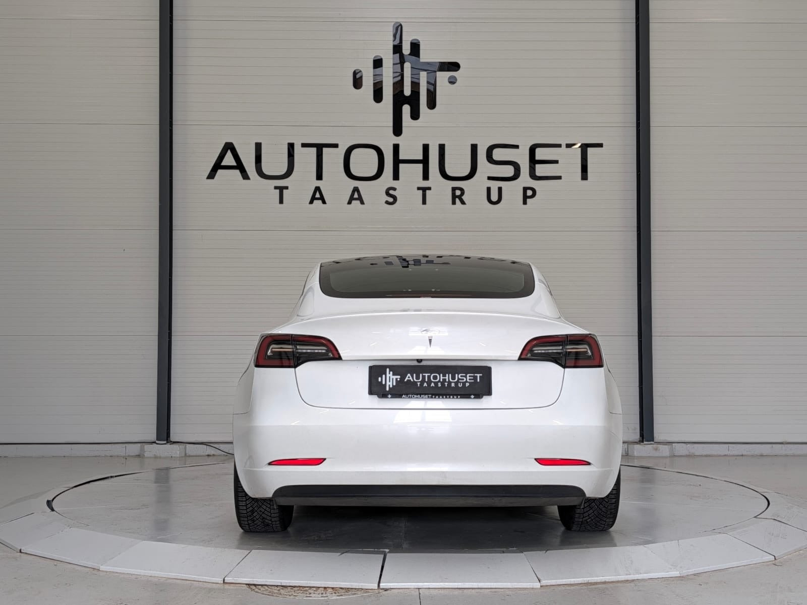 Hvid Tesla Model 3 fra 2022