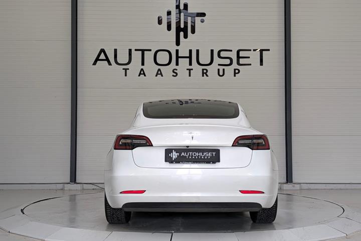 Hvid Tesla Model 3 fra 2022
