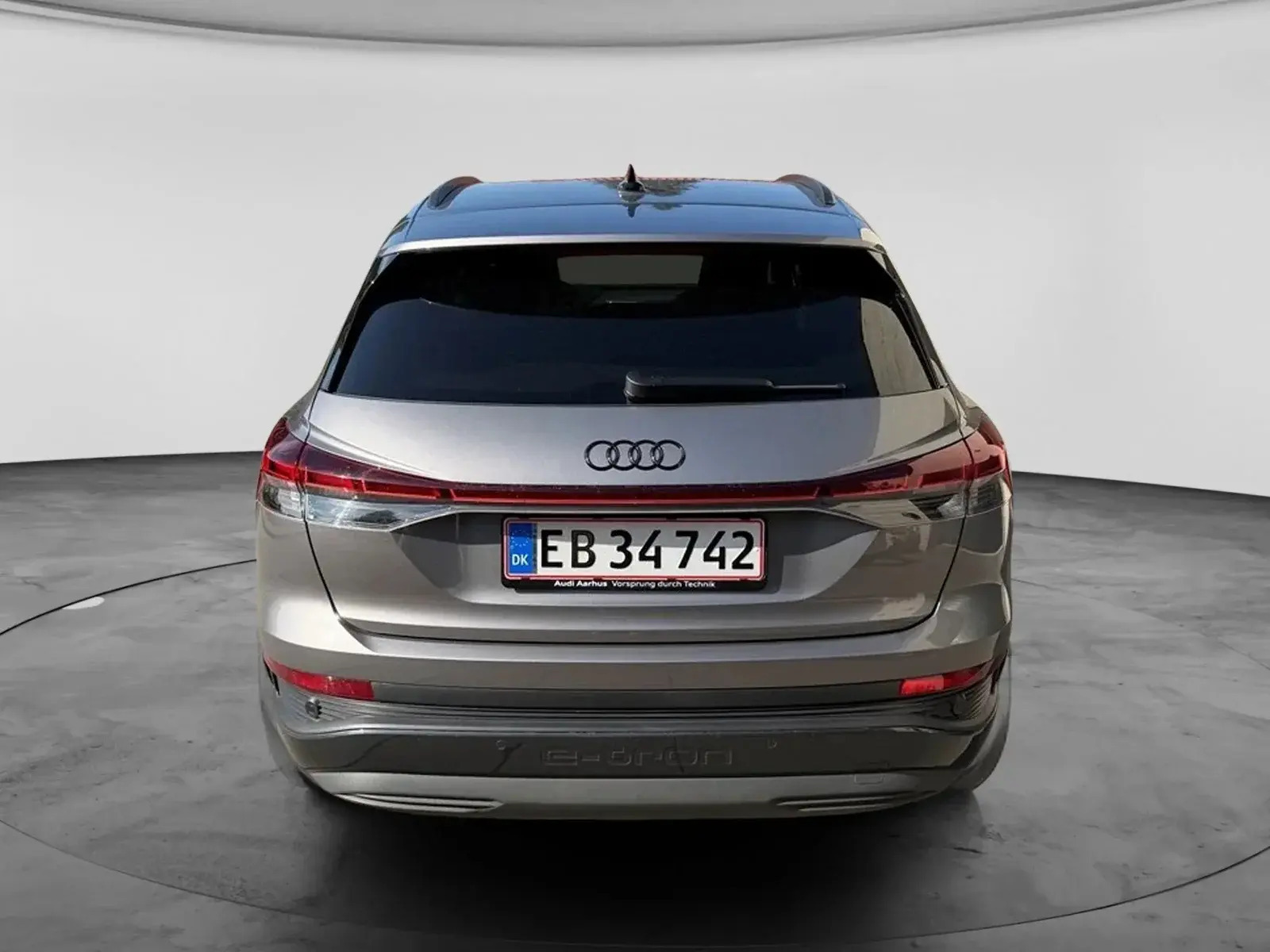 Grå Audi Q4 e-tron fra 2024
