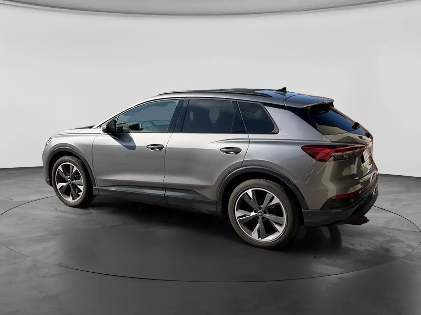 Grå Audi Q4 e-tron fra 2024