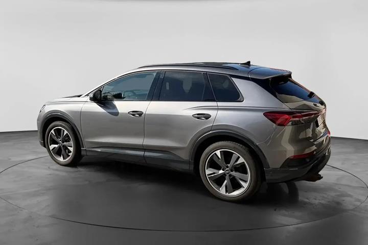 Grå Audi Q4 e-tron fra 2024