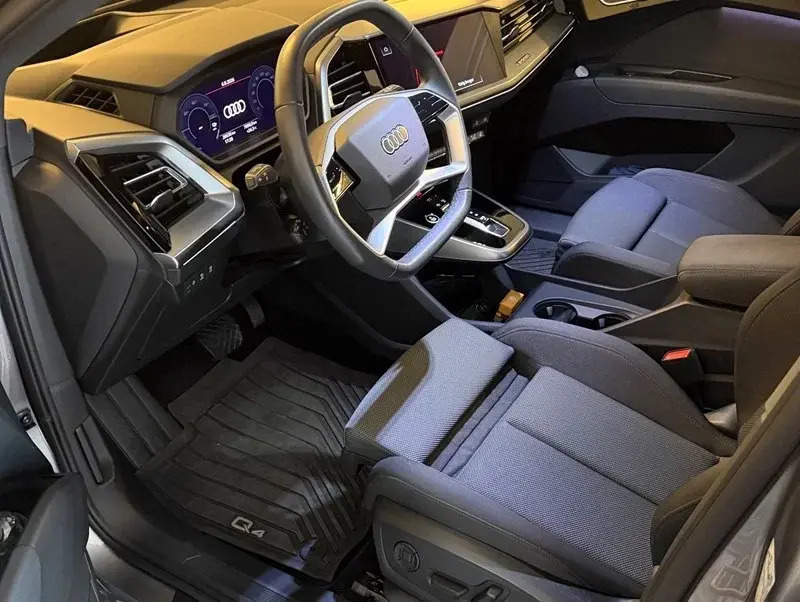 Grå Audi Q4 e-tron fra 2024
