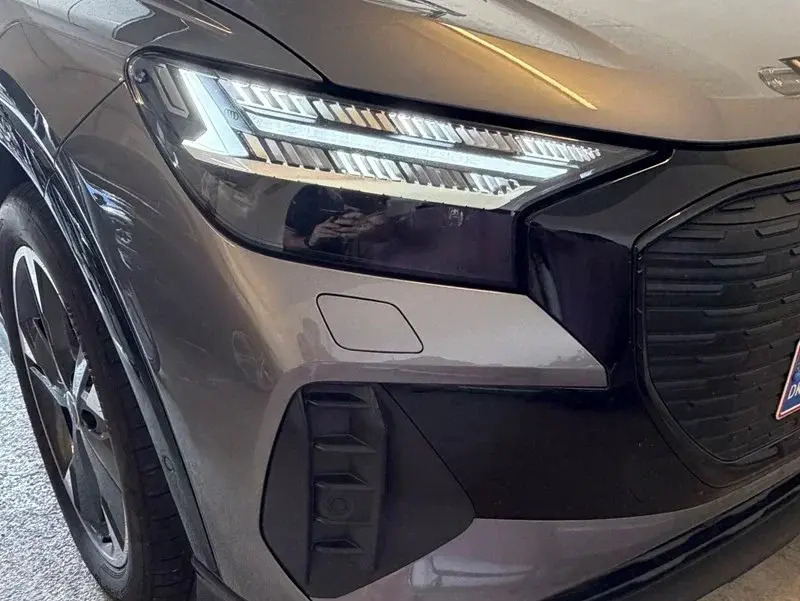 Grå Audi Q4 e-tron fra 2024