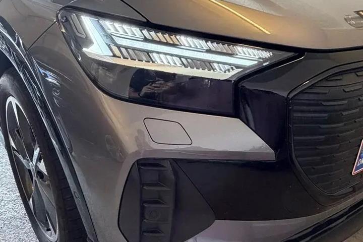 Grå Audi Q4 e-tron fra 2024