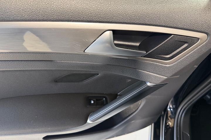 Sort VW Golf VII fra 2017