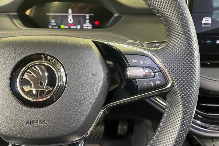 Sort Skoda Enyaq fra 2023