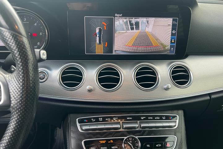 Sort Mercedes E220 d fra 2017