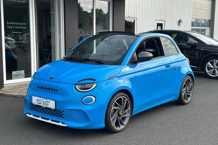 Blå Abarth 500e fra 2024