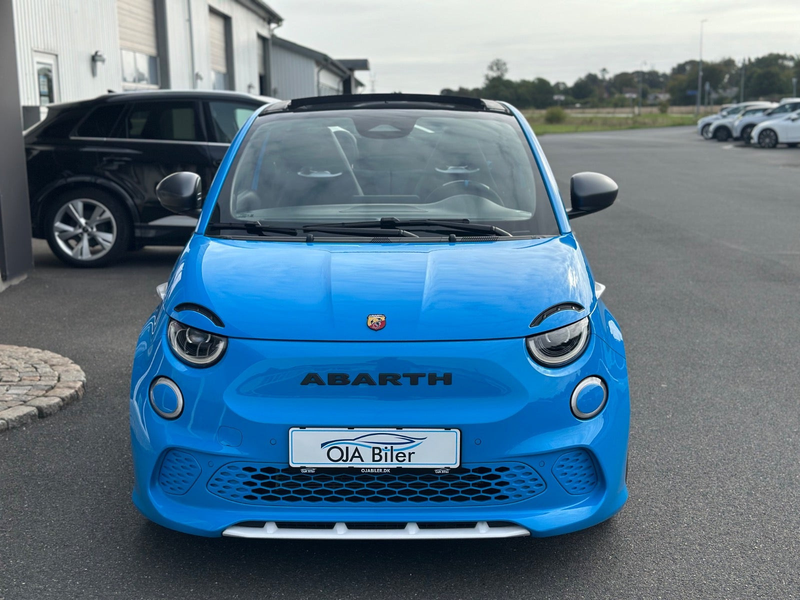Blå Abarth 500e fra 2024
