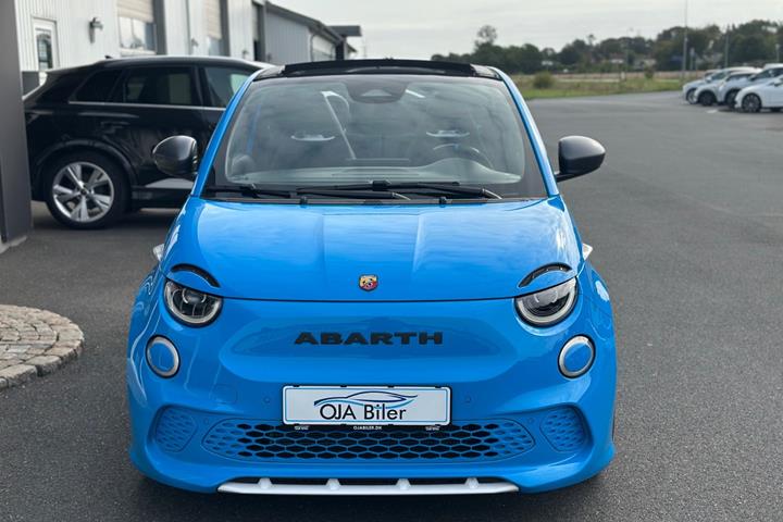 Blå Abarth 500e fra 2024
