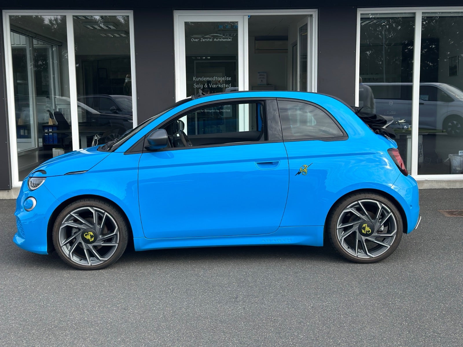 Blå Abarth 500e fra 2024