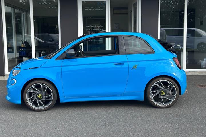 Blå Abarth 500e fra 2024
