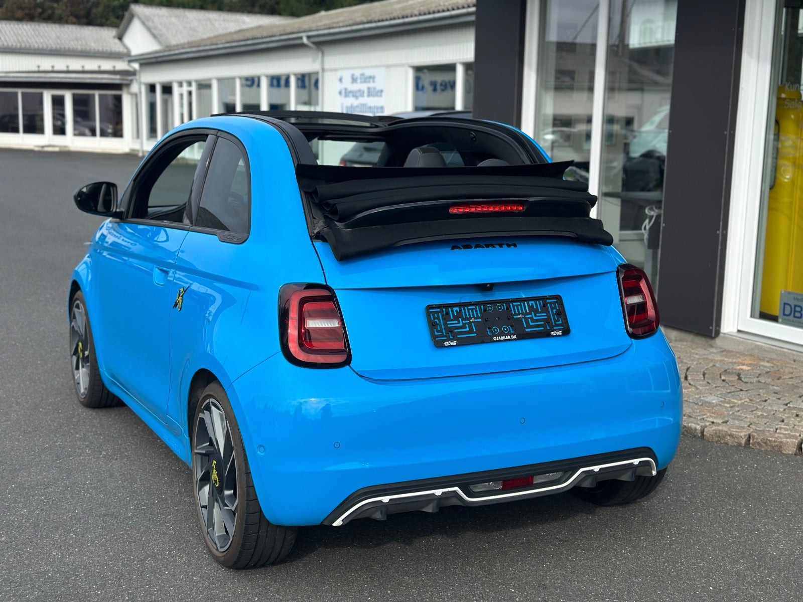 Blå Abarth 500e fra 2024