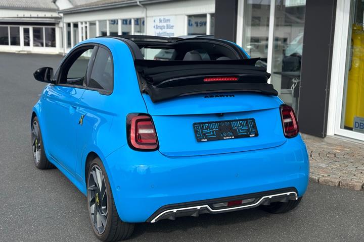 Blå Abarth 500e fra 2024