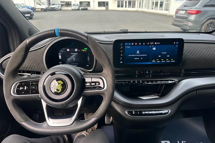 Blå Abarth 500e fra 2024