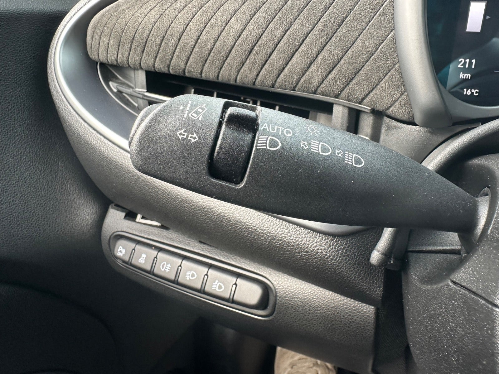 Blå Abarth 500e fra 2024