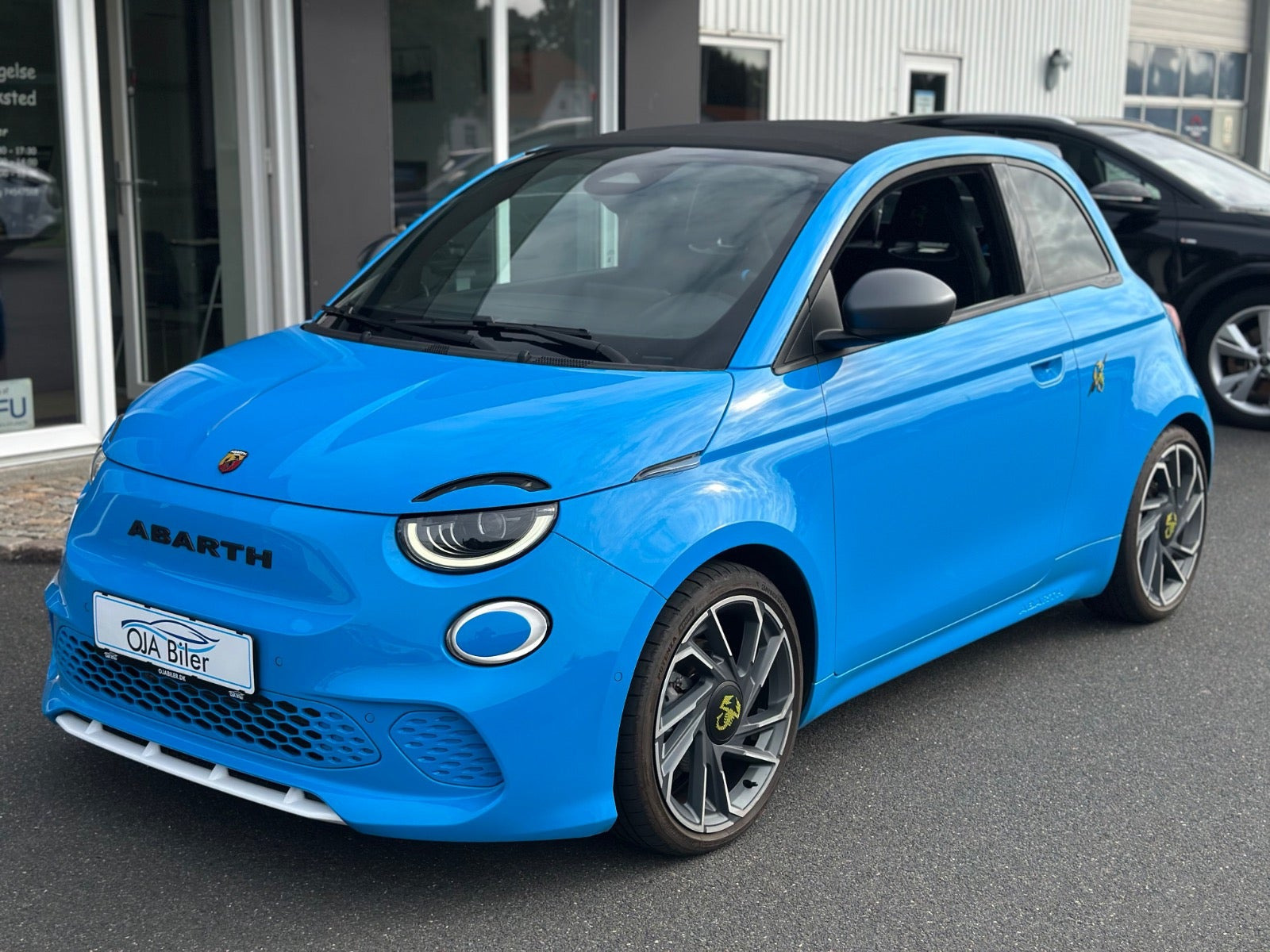 Blå Abarth 500e fra 2024