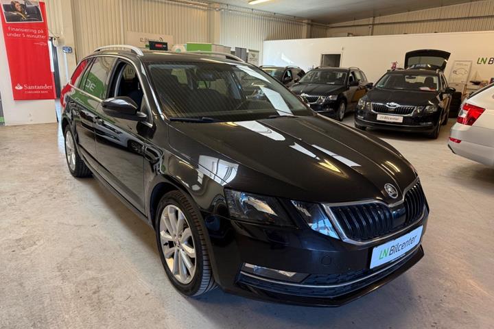 Sort Skoda Octavia fra 2018