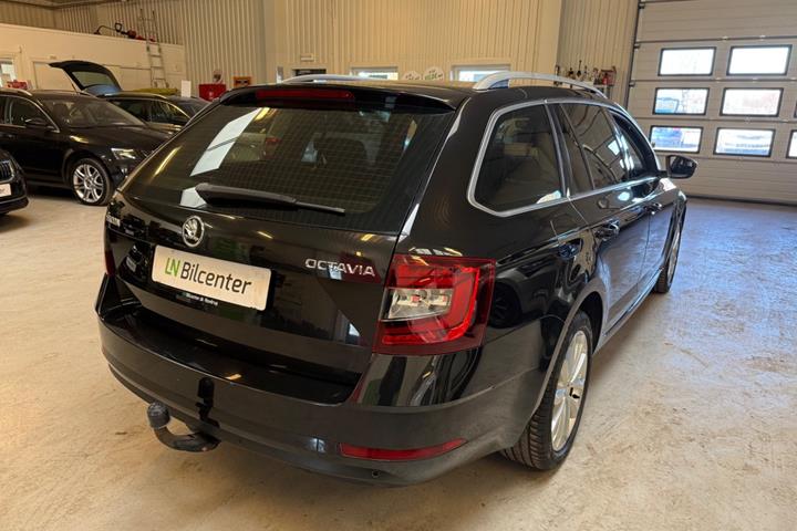 Sort Skoda Octavia fra 2018