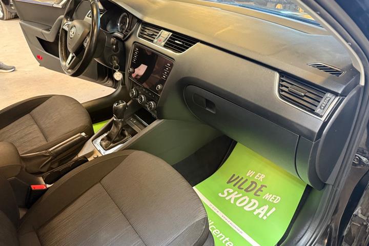 Sort Skoda Octavia fra 2018