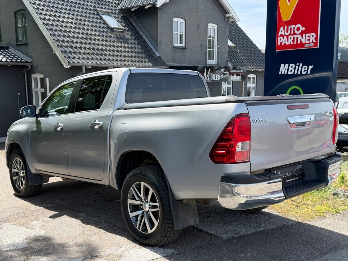 Grå Toyota HiLux fra 2019