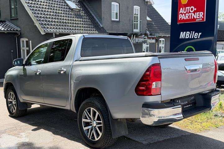 Grå Toyota HiLux fra 2019