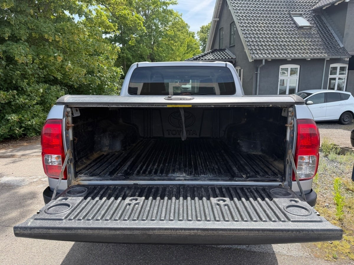 Grå Toyota HiLux fra 2019