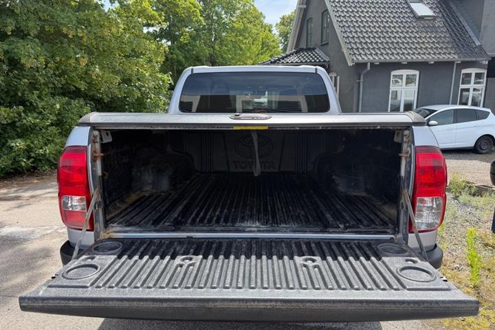 Grå Toyota HiLux fra 2019