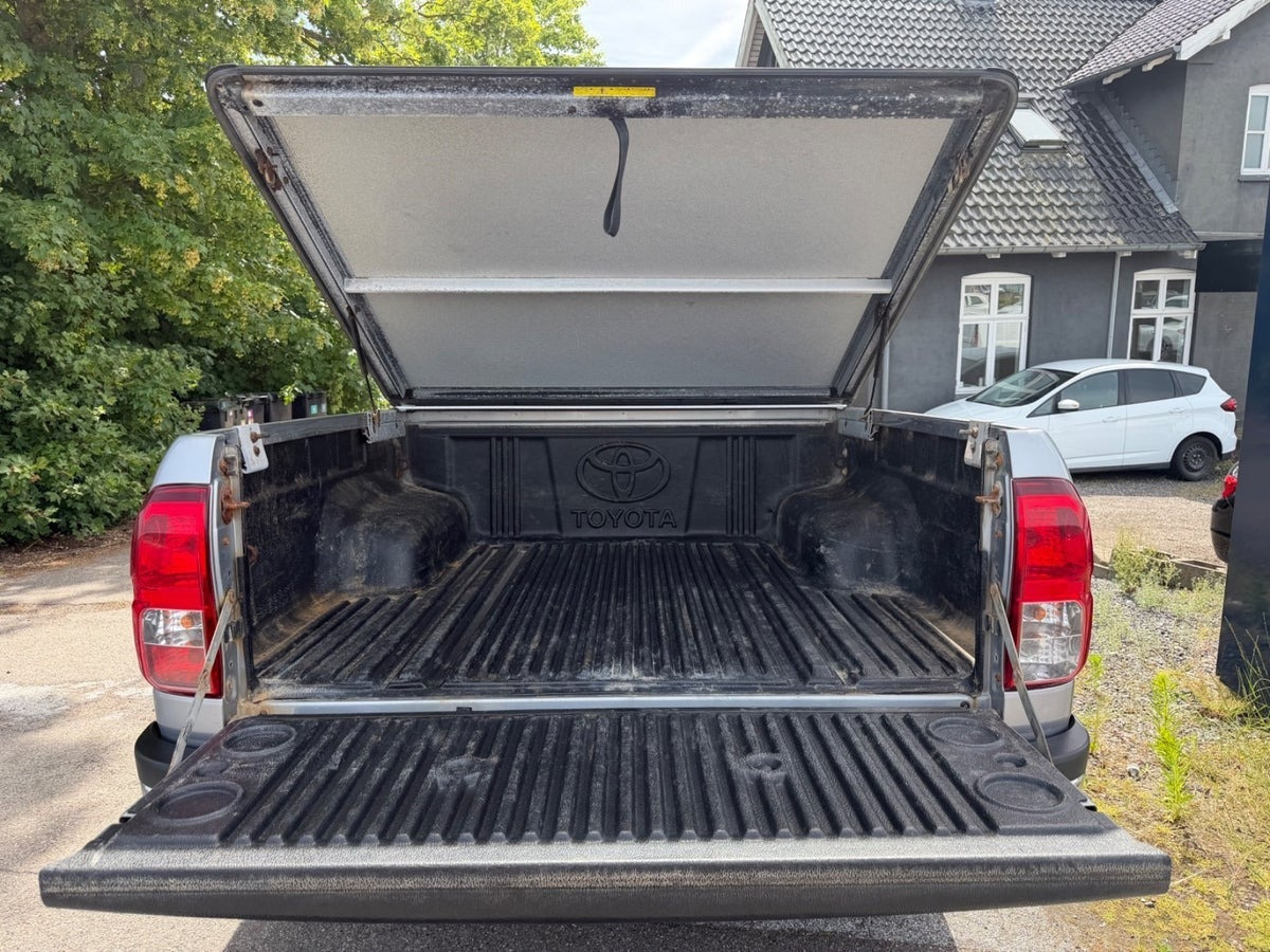 Grå Toyota HiLux fra 2019