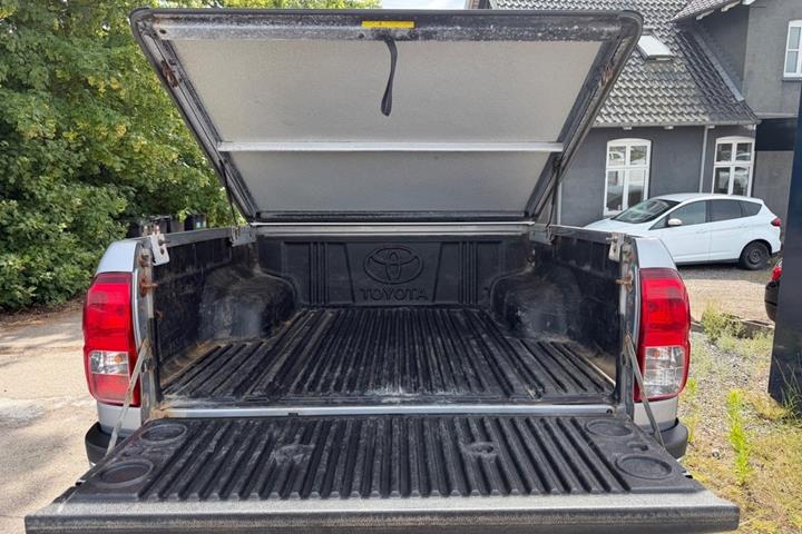 Grå Toyota HiLux fra 2019