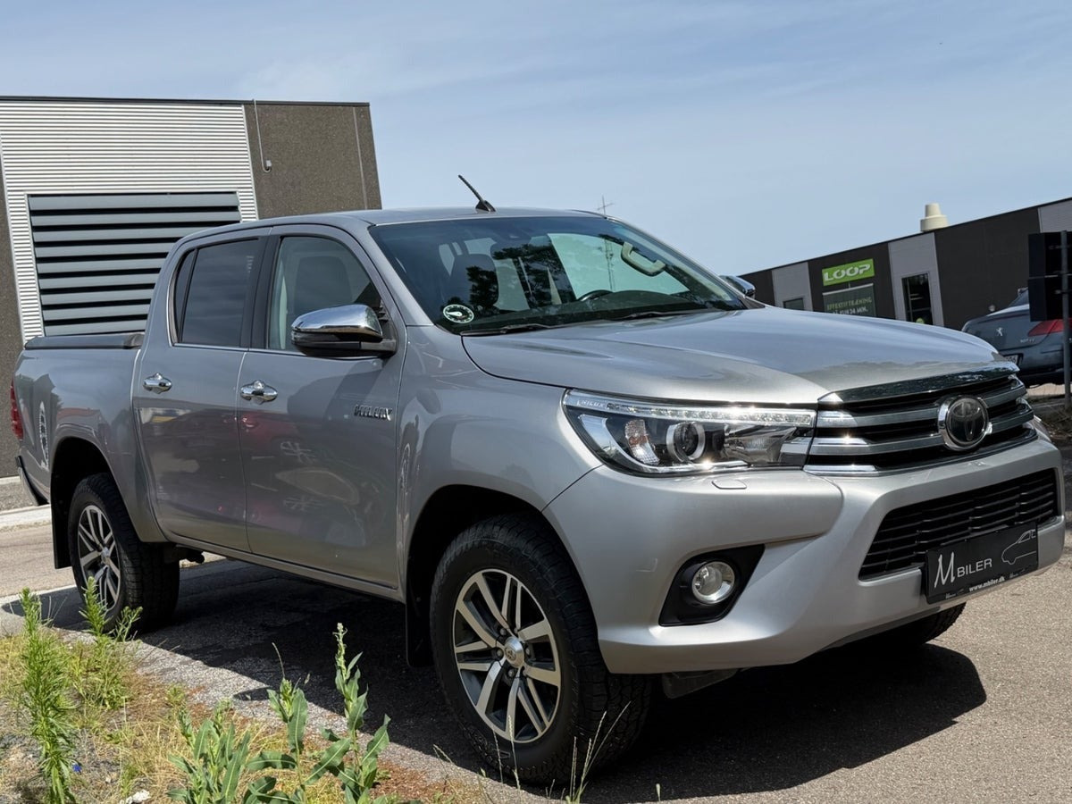 Grå Toyota HiLux fra 2019