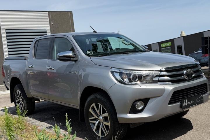 Grå Toyota HiLux fra 2019