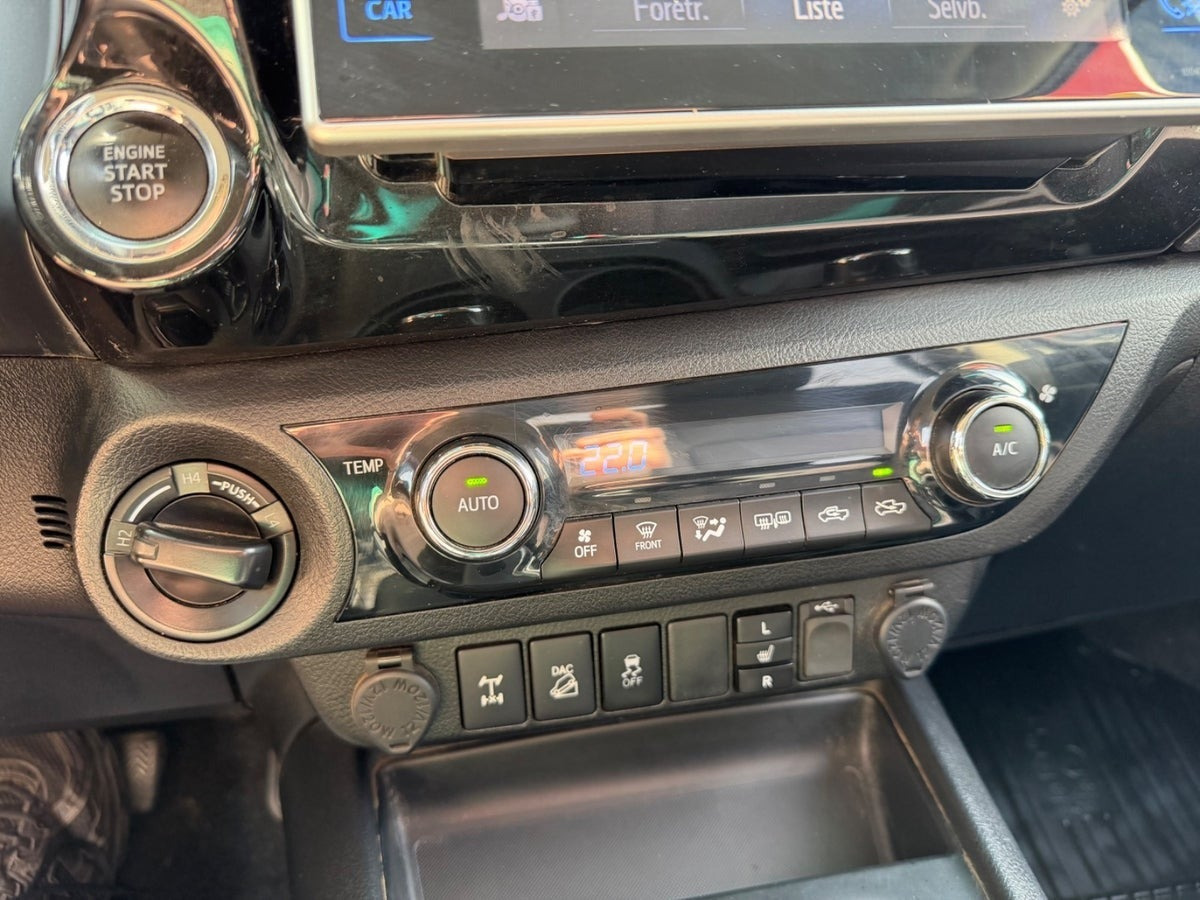 Grå Toyota HiLux fra 2019