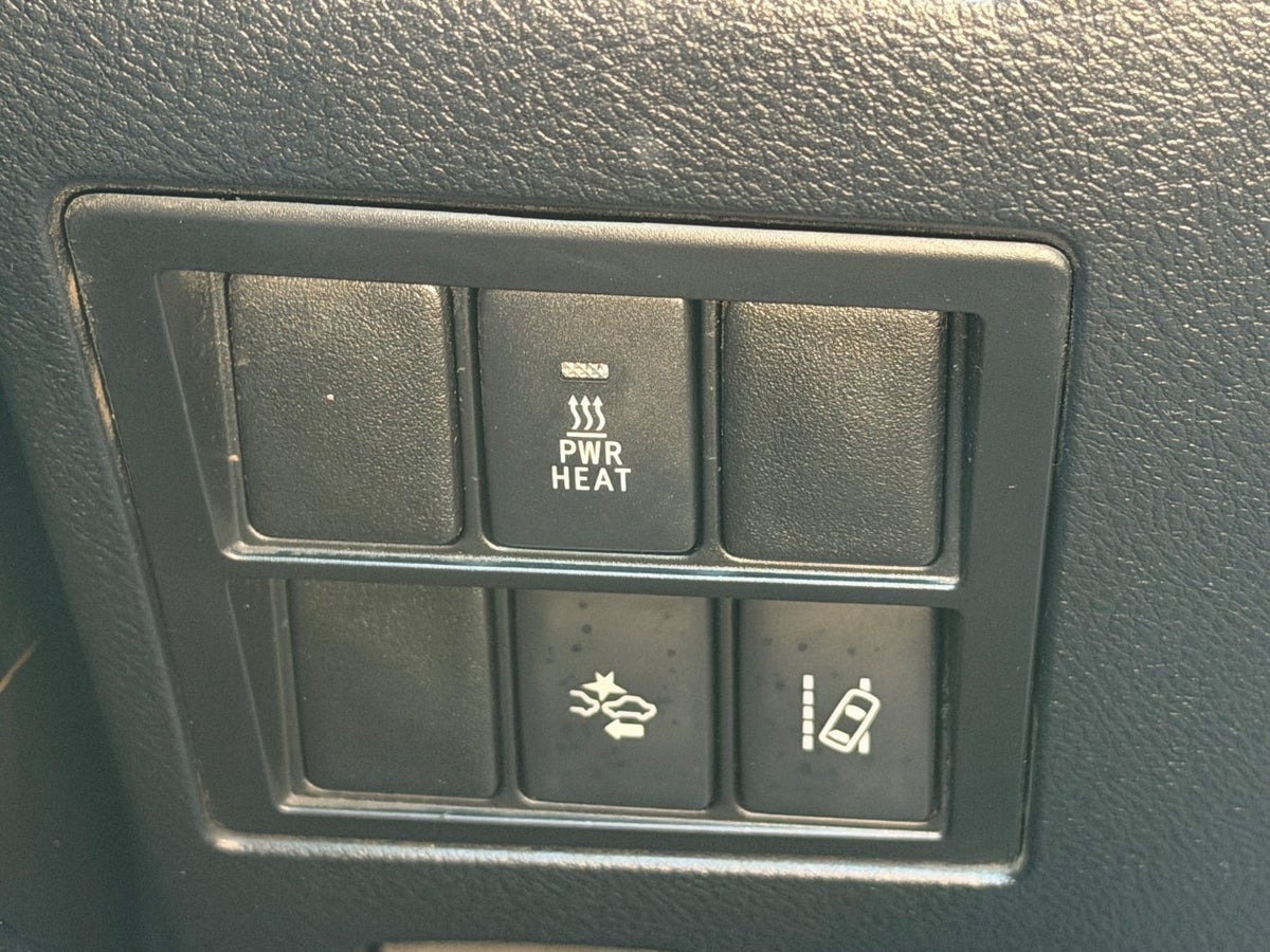 Grå Toyota HiLux fra 2019