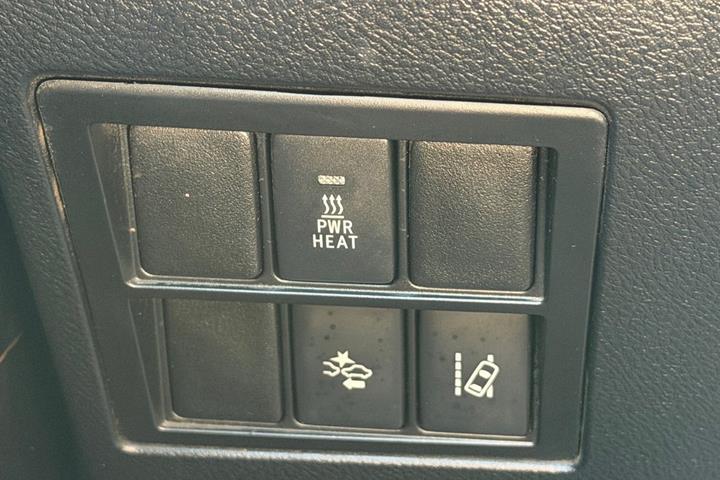 Grå Toyota HiLux fra 2019