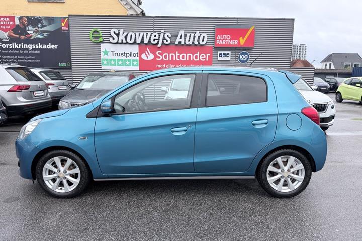 Blå Mitsubishi Space Star fra 2015