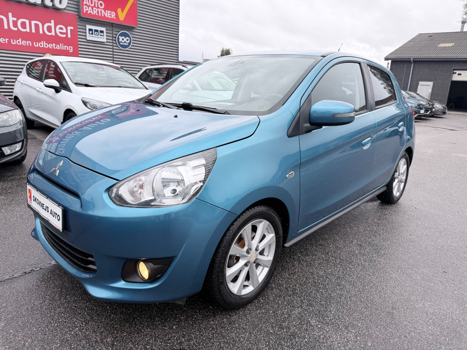 Blå Mitsubishi Space Star fra 2015