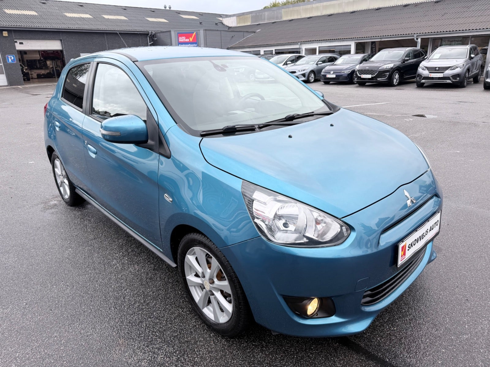 Blå Mitsubishi Space Star fra 2015