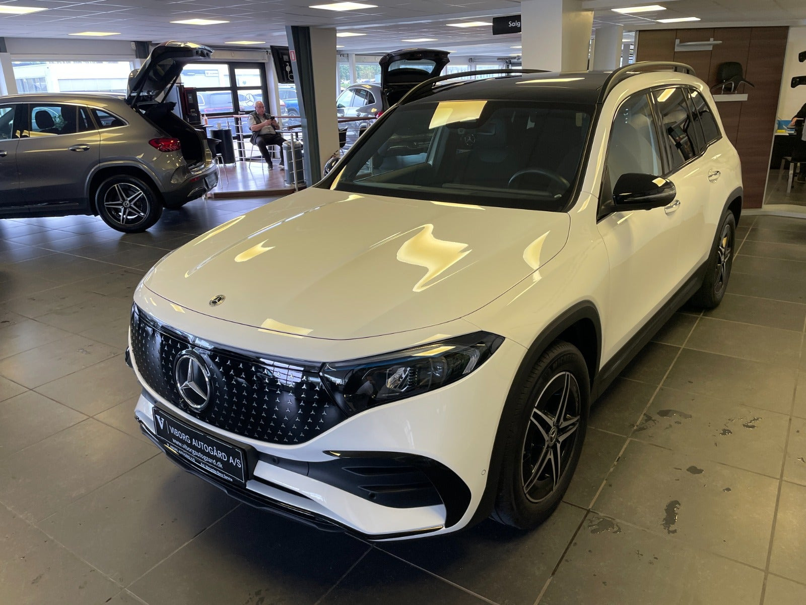 Hvid Mercedes EQB250+ fra 2026
