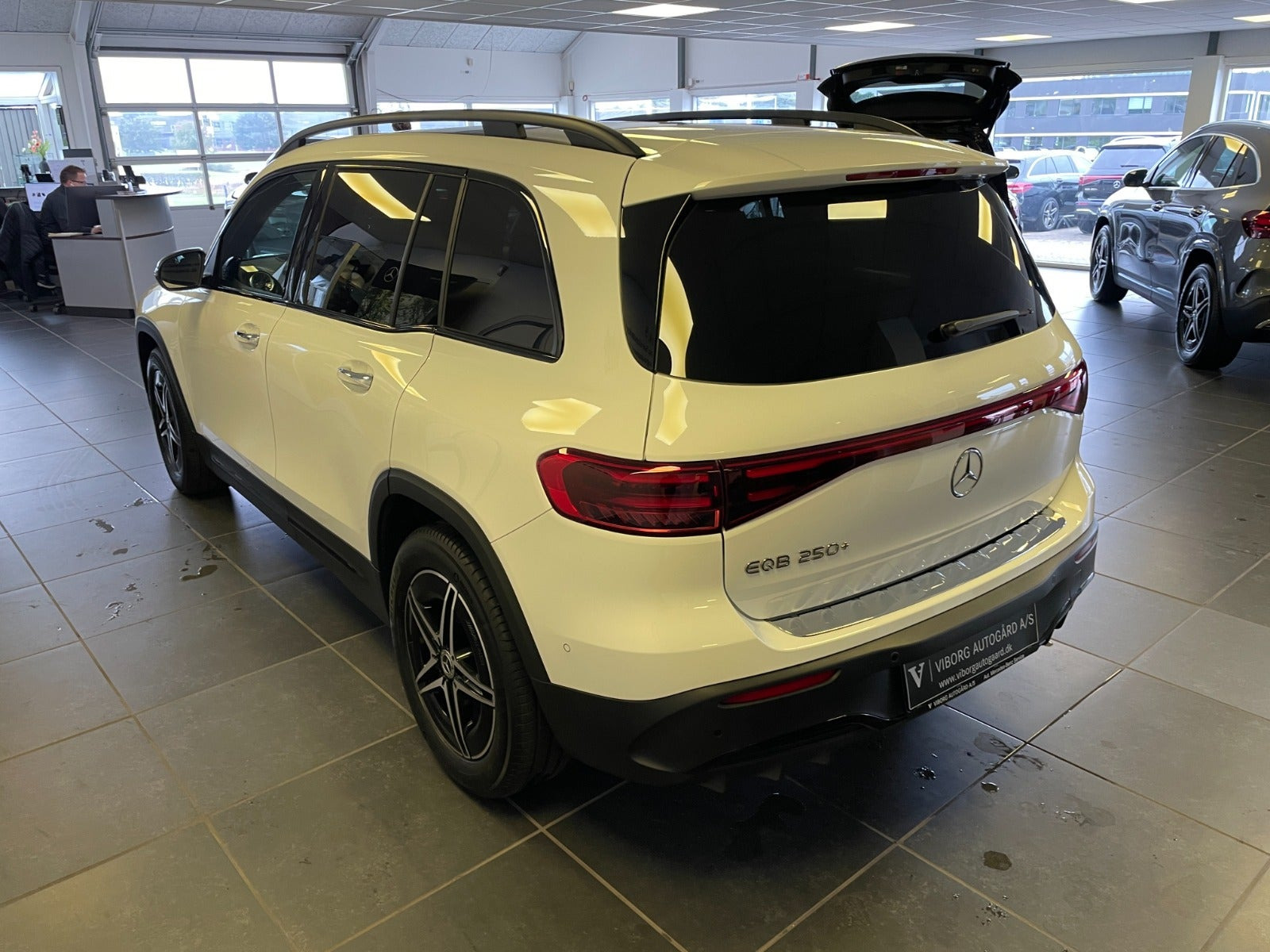 Hvid Mercedes EQB250+ fra 2026