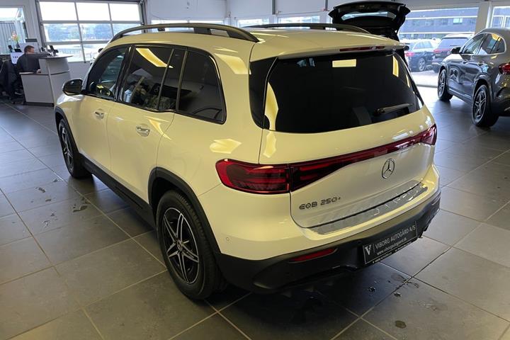 Hvid Mercedes EQB250+ fra 2026